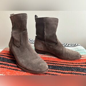 Frye Cara suede leather short ankle western pull on boots, gray sz 8.5 EUC